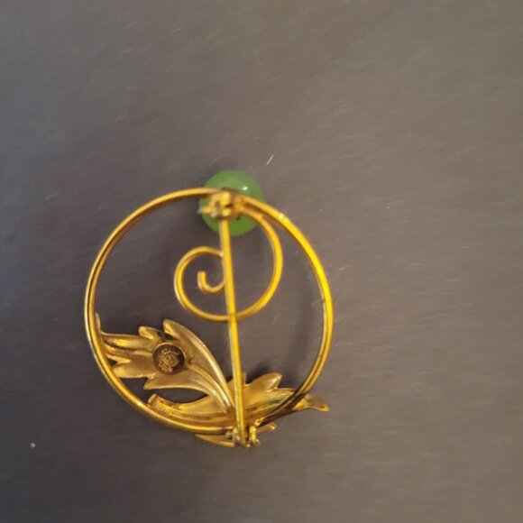 Vintage 1/20 Gold Brooch With Green Jade Stone Leaf Design - Picture 4 of 9